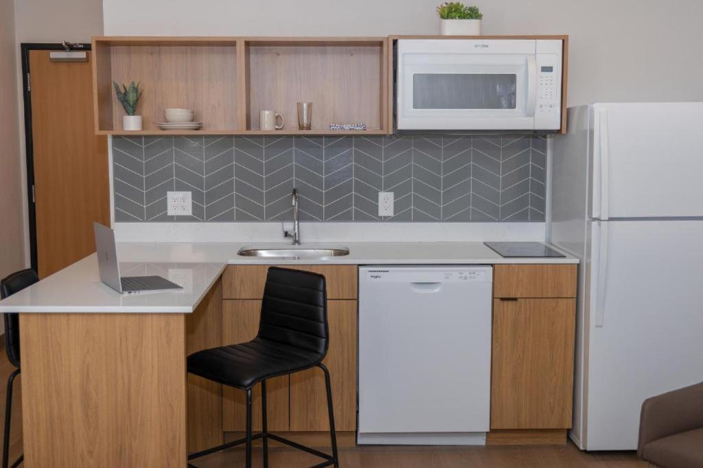 Livaway Suites Tri-Cities-Ричланд Екстериор снимка